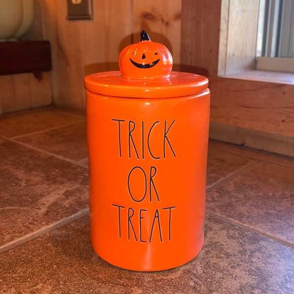 Rae Dunn “Trick Or Treat” Candle - Picture 1 of 4